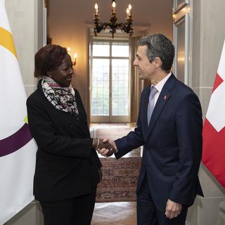 Reçue à Berne, la cheffe de la Francophonie Louise Mushikiwabo a salué le rôle de la Suisse. [Keystone - Peter Schneider]