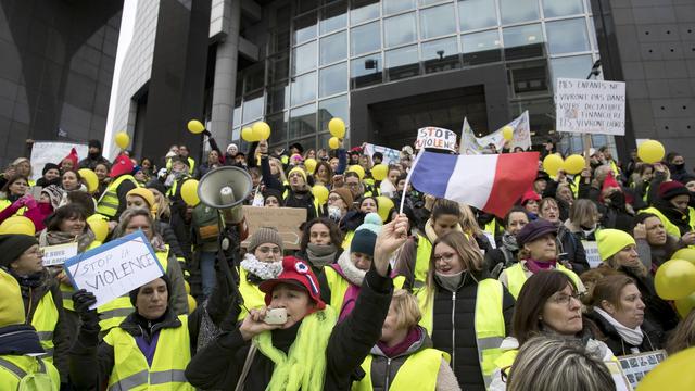 Des femmes ont manifesté pacifiquement dans les rues de Paris. [EPA/Keystone - Ian Langsdon]