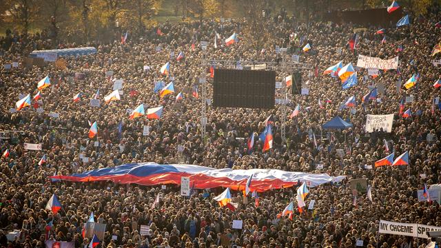 Les Tchèques sont descendus dans la rue en masse pour demander la démission du Premier ministre Andrej Babis, le 16 novembre 2019 à Prague. [AFP - Lukas Kabon]