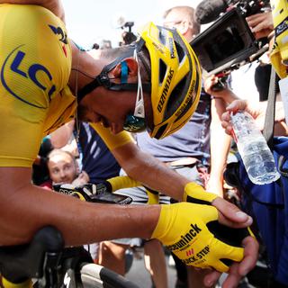 Tour de France: des points de ravitaillement supplémentaires seront mis en place pour apporter plus de boissons aux coureurs durant la canicule. [Reuters - Gonzalo Fuentes]