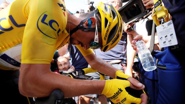 Tour de France: des points de ravitaillement supplémentaires seront mis en place pour apporter plus de boissons aux coureurs durant la canicule. [Reuters - Gonzalo Fuentes]