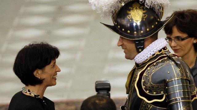 Doris Leuthard s'engage pour la nouvelle caserne des gardes suisses. [Reuters - Karl Mathis]