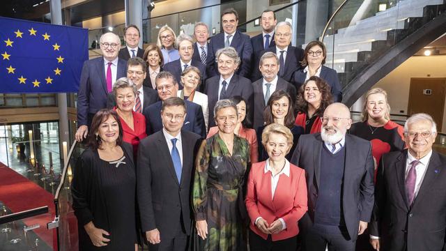 La nouvelle Commission européenne autour de sa présidente Ursula von der Leyen (3e depuis la droite). [Keystone/AP Photo - Jean-Francois Badias]