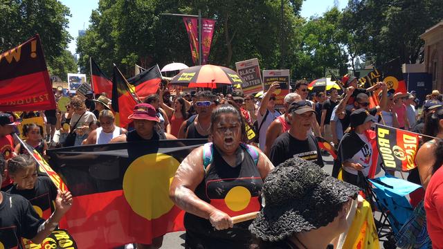 Des manifestants Aborigènes pour défendre les droits des populations indigènes. [Reuters - Stefica Nicol Bikes]