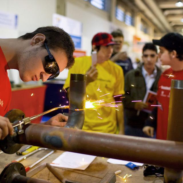 Les jeunes Zurichois privilégient toujours majoritairement la voie professionnelle. [Keystone - Martin Rütschi]