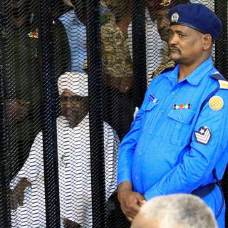 L'ex-président Omar el-Béchir dans une cage au premier jour de son procès à Khartoum. [Reuters - Mohamed Nureldin Abdallah]