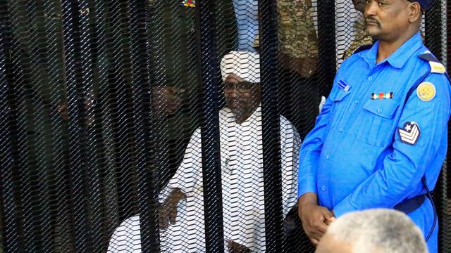 L'ex-président Omar el-Béchir dans une cage au premier jour de son procès à Khartoum. [Reuters - Mohamed Nureldin Abdallah]