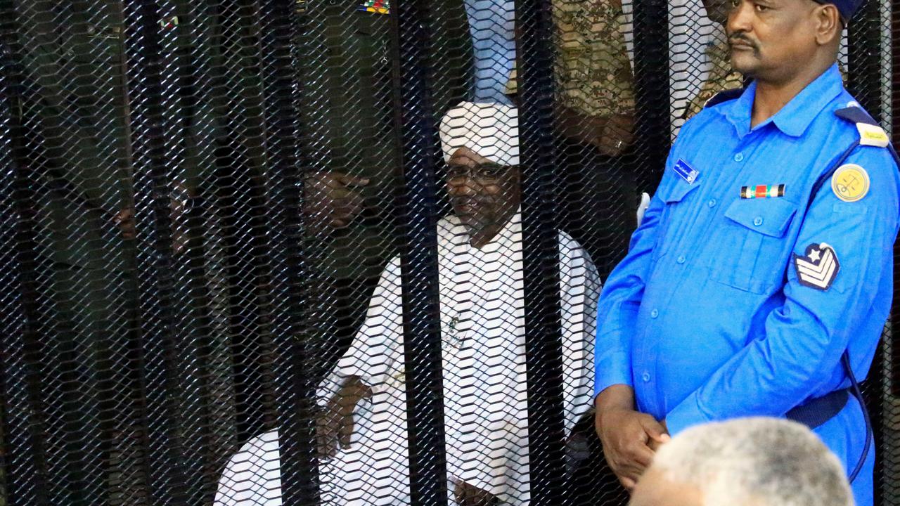 L'ex-président Omar el-Béchir dans une cage au premier jour de son procès à Khartoum. [Reuters - Mohamed Nureldin Abdallah]