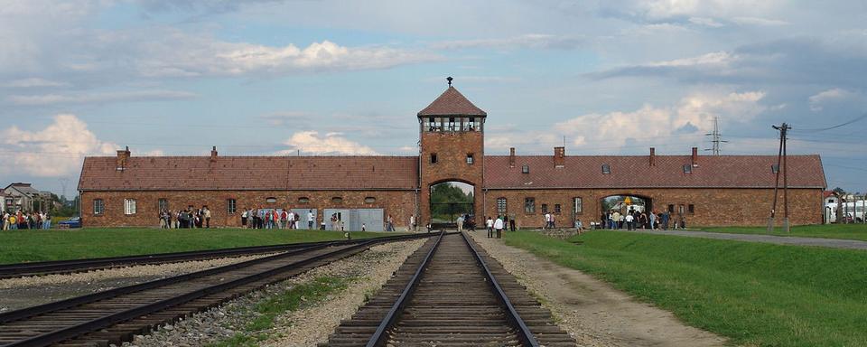 Entrée de l'ancien camp de concentration nazi de Auschwitz II (Birkenau) menant aux chambres à gaz. Charlotte Delbo y arrive le 27 janvier 1943. Elle sera libérée du camp de Rawensbrück le 23 avril 1945. [wikipedia - Michel Zacharz AKA Grippenn]