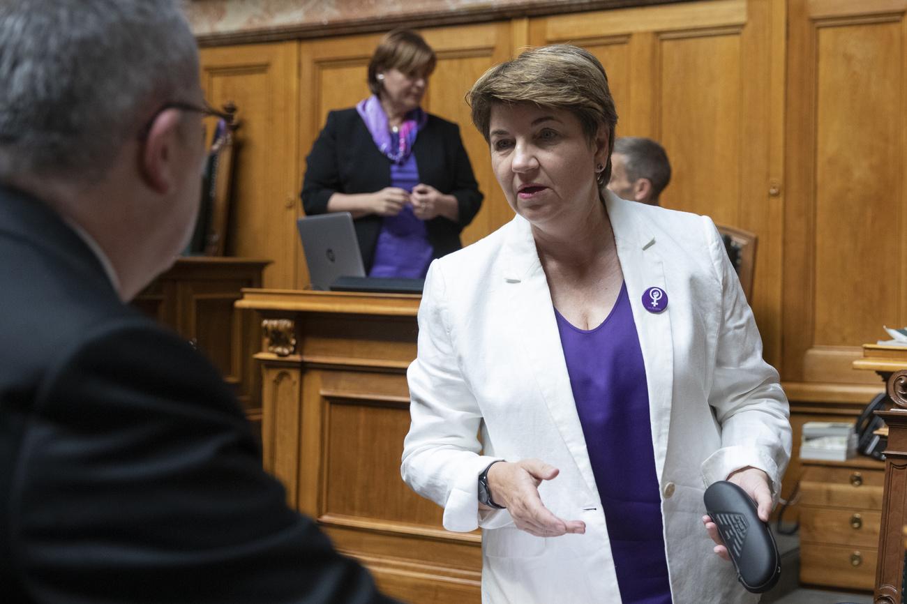 La conseillère fédérale Viola Ahmerd a également choisi de s'habiller en violet pour soutenir la cause. [Keystone - Peter Klaunzer]