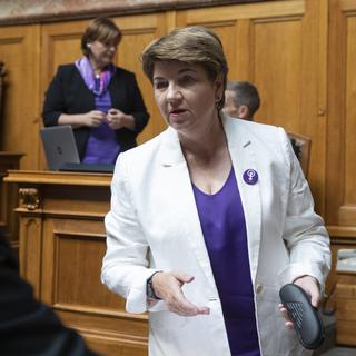 La conseillère fédérale Viola Ahmerd a également choisi de s'habiller en violet pour soutenir la cause. [Keystone - Peter Klaunzer]