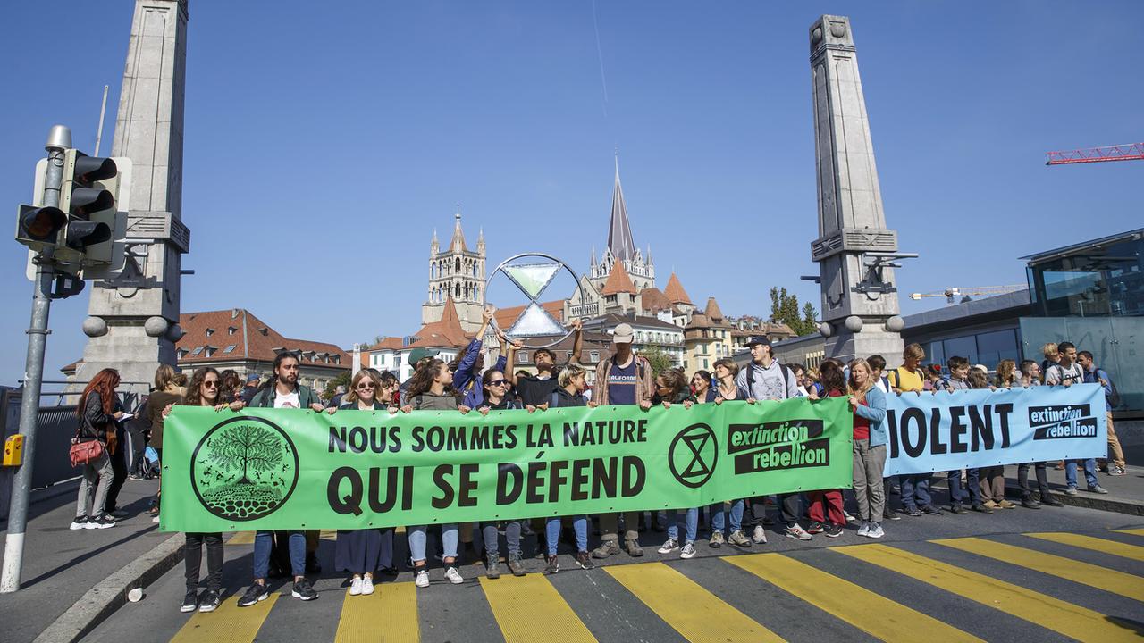 Des militants d'Extinction Rebellion bloquant le Pont Bessières, le 20 septembre 2019 à Lausanne. [Keystone - Salvatore Di Nolfi]