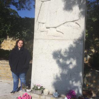 Pour Montserrat Canete, responsable du cimetière de Beauregard à Neuchâtel, «solidarité, bienveillance et partage» sont les maîtres mots des grands travaux de rénovation et de réorganisation des lieux. Ils dureront deux ans. [RTS - Didier Pradervand]