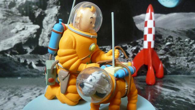 Tintin sur la lune avec son chien. [Wikipédia]