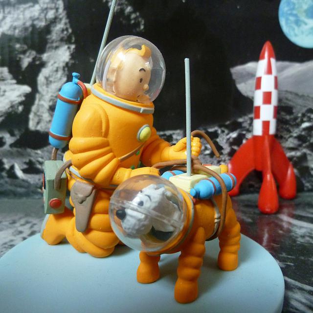 Tintin sur la lune avec son chien. [Wikipédia]