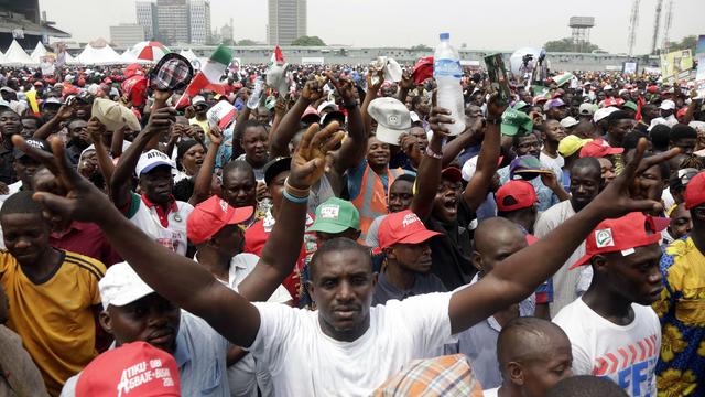 Des supporters du candidat du Parti démocratique populaire Atiku Abubakar dans les rues de Lagos. [Keystone - Sunday Alamba]