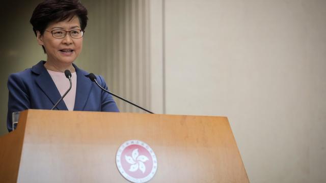 Le projet de loi autorisant les extraditions vers la Chine est "mort", a déclaré mardi la chef du gouvernement local Carrie Lam. Elle n'a cependant pas annoncé le retrait immédiat du texte exigé par les protestataires. [Keystone - Vivek Prakash]