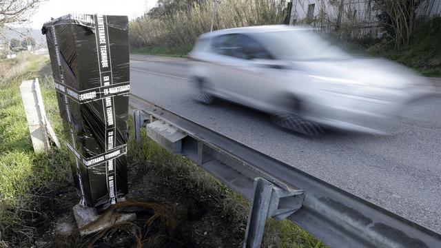 Depuis le début du mouvement des "gilets jaunes", près de 60% des radars ont été endommagés le long des routes françaises. [AP/Keystone - Claude Paris]