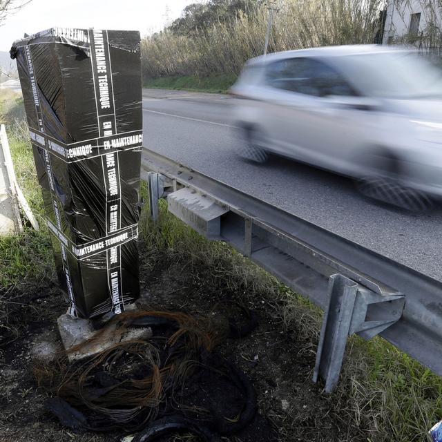 Depuis le début du mouvement des "gilets jaunes", près de 60% des radars ont été endommagés le long des routes françaises. [AP/Keystone - Claude Paris]