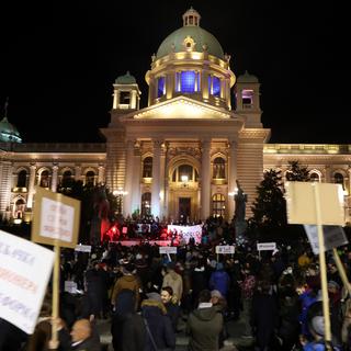 Des manifestants devant l'Assemblée nationale serbe, samedi 23 février à Belgrade. [Keystone/EPA - Koca Sulejmanovic]