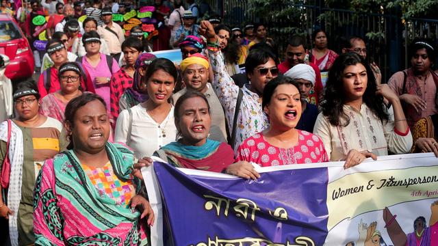 Des activistes transgenres manifestent à Kolkata, dans l'est de l'Inde, contre une politique de haine et de discriminations. [Keystone - Piyal Adhikary / EPA]