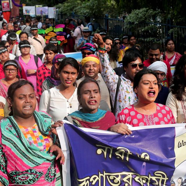 Des activistes transgenres manifestent à Kolkata, dans l'est de l'Inde, contre une politique de haine et de discriminations. [Keystone - Piyal Adhikary / EPA]