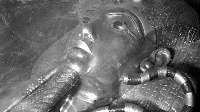 Dernier masque d'or recouvrant la momie de Toutankhamon photographié sur place, au fond de son tombeau, dans la vallée des Rois. Egypte, janvier 1955. [AFP - Roger-Viollet]