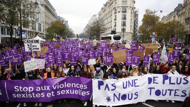 La manifestation contre les violences sexistes a réuni plus de 50 000 personnes à Paris. [AP/Keystone - Thibault Camus]