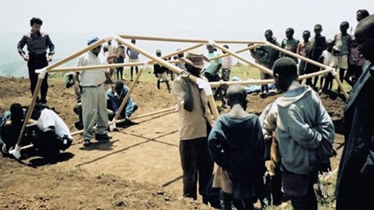 Aménagement de camps de réfugiés au Rwanda (1994) [Shigeru Ban Architects]