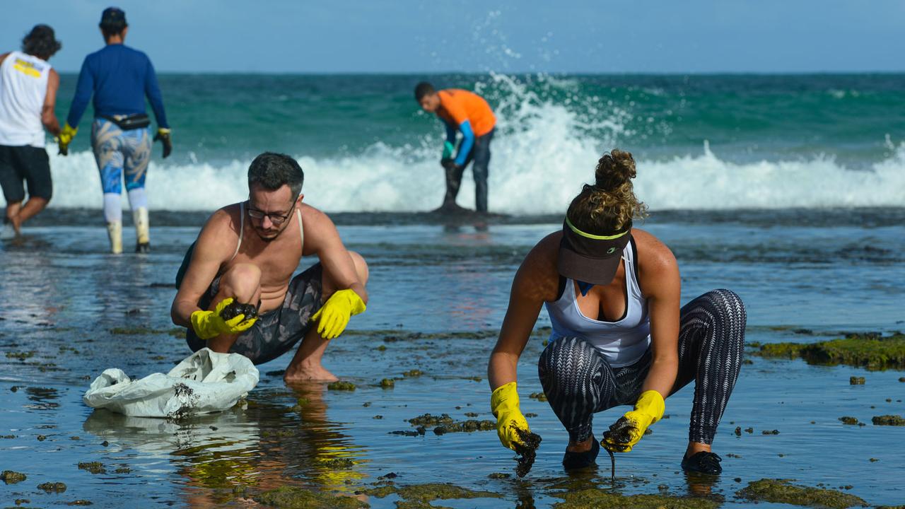 Des milliers de bénévoles nettoient les plages du Nordeste brésilien avec les moyens du bord et sans aucune protection. [Reuters - Teresa Maia]