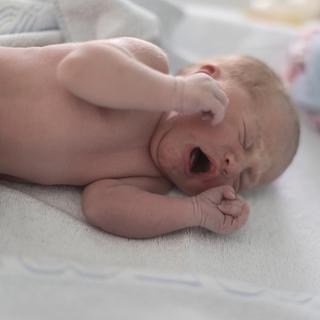 Un bébé né à la maternité de l'Hôpital Triemli à Zurich. [Keystone - Gaetan Bally]