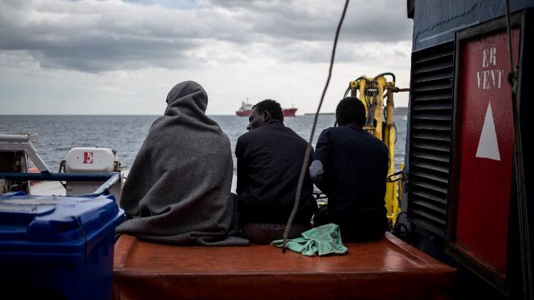 Trois migrants à bord du navire de sauvetage Sea Watch 3, battant pavillon néerlandais. [AFP - Federico Scoppa]