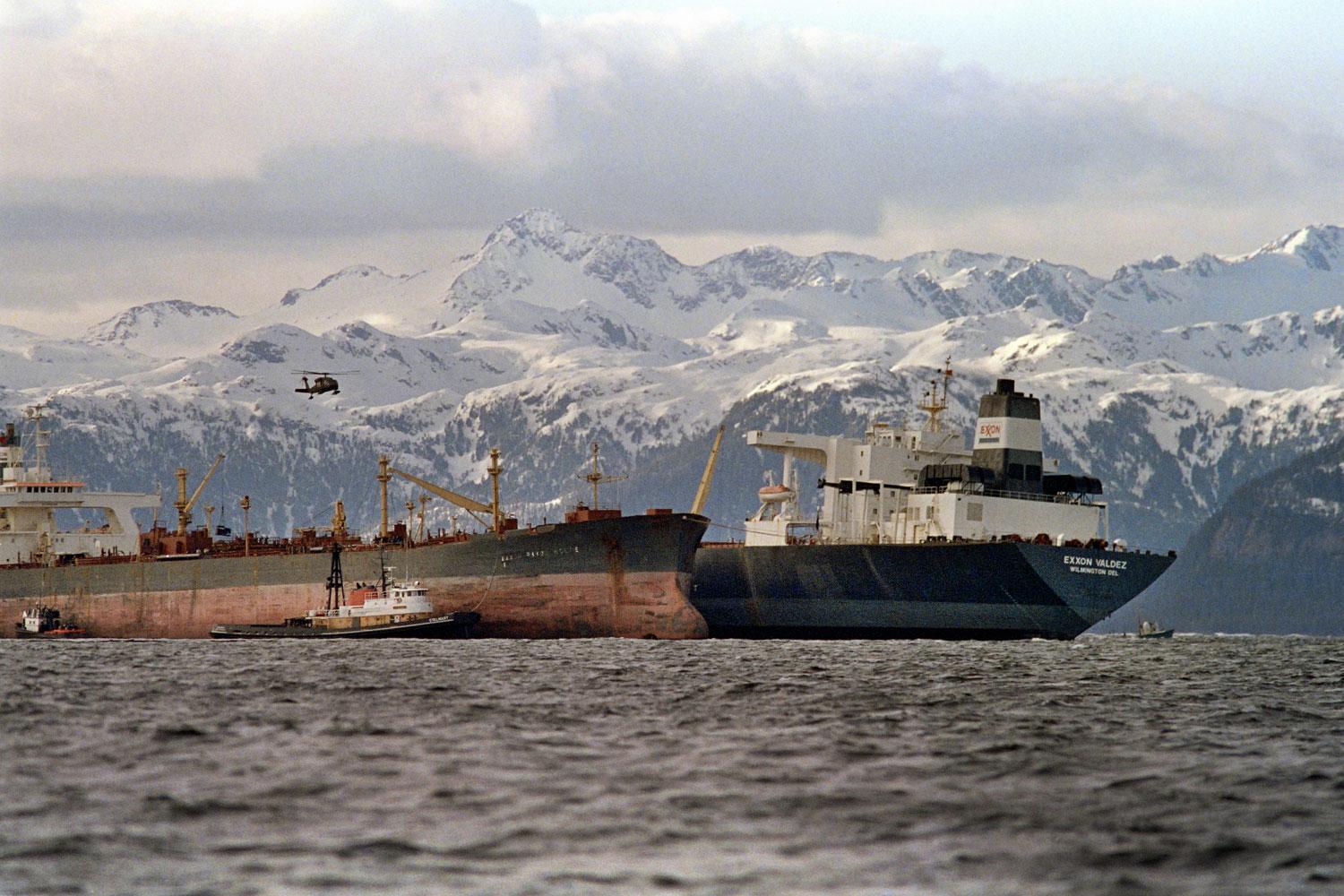 Vidange des soutes de l'Exxon Valdez, le 26 mars 1989, dans les eaux de l'Alaska. [AFP - STF]