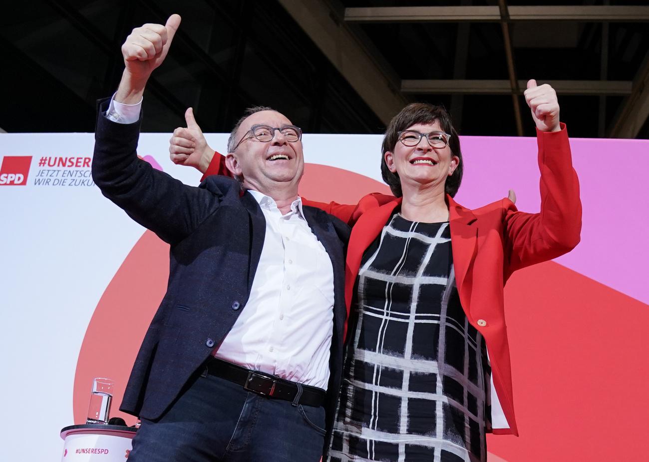 Norbert Walter-Borjans et Saskia Esken ont été élus à la présidence du SPD. [Keystone - Kay Nietfeld/dpa]
