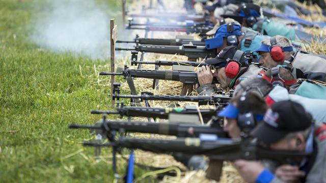 Des amateurs de tir lors de la 105e édition du Morgartenschiessen le 15 novembre 2018. [Keystone - Alexandra Wey]