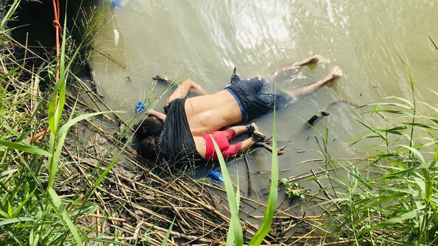 Les corps d'un migrant salvadorien et de sa fille de 2 ans ont été retrouvés lundi sur la rive du Rio Grande. [Keystone/AP - Julia Le Duc]