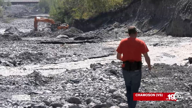 Les spécialistes sondent le lit de la rivière avec un appareil qui mesure le champ magnétique terrestre. [RTS]