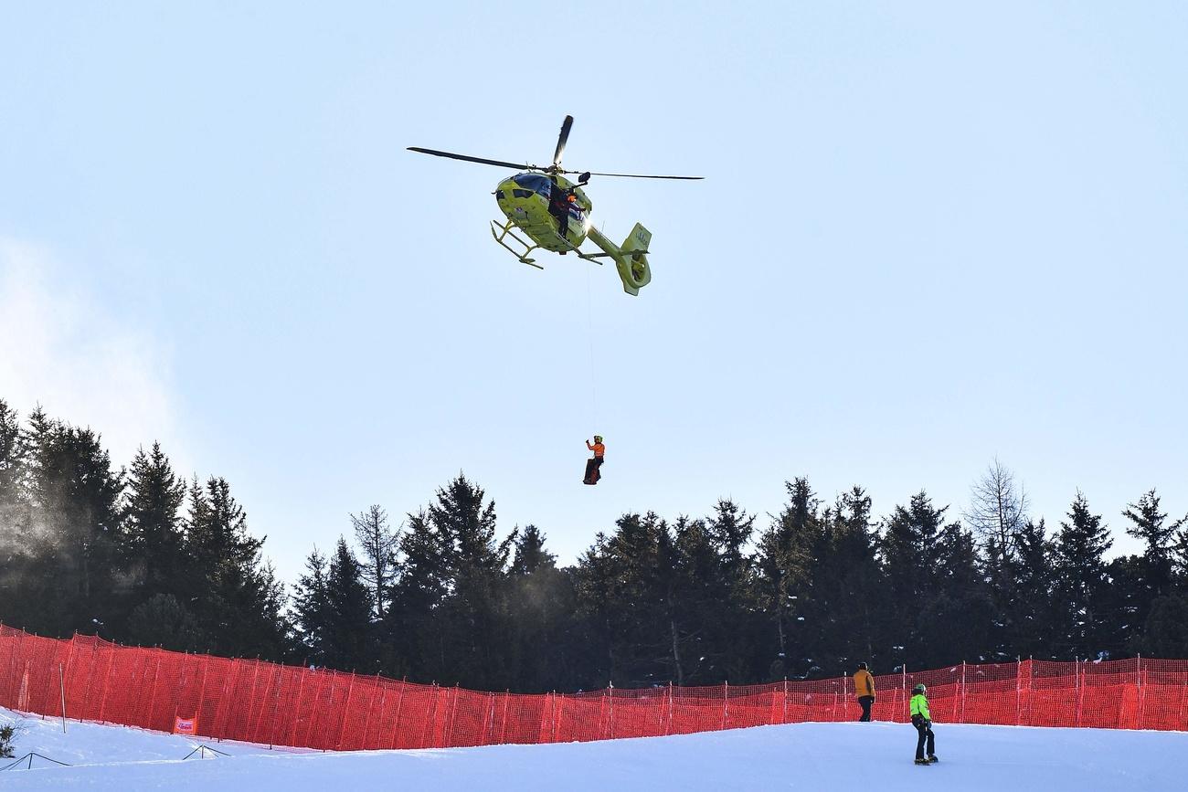 Samedi, Hannes Reichelt avait dû être évacué de la Stelvio par hélicoptère. [AP - MARCO BERTORELLO]