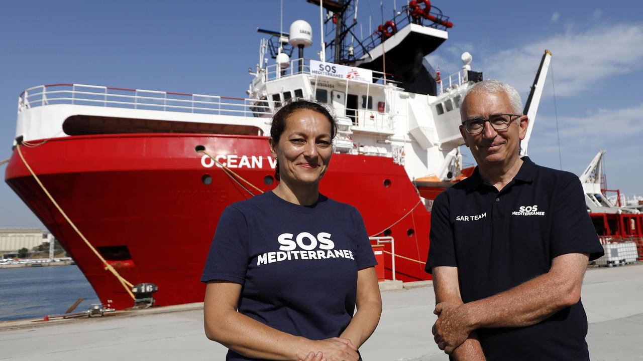 L'Ocean Viking, qui remplace l'Aquarius forcé de cesser ses opérations de sauvetage de migrants en décembre 2018, a quitté le port français de Marseille dimanche soir vers 22 heures pour effectuer sa première mission en mer Méditerranée. [KEYSTONE - SEBASTIEN NOGIER]