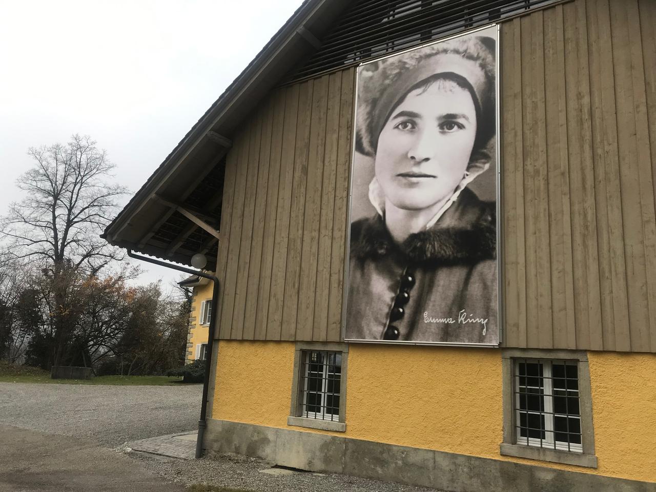 Emma Kunz sur la façade du centre qui lui est consacré. [RTS - Séverine Ambrus]