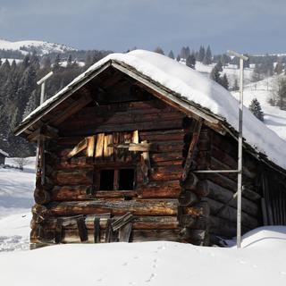 Une petite étable d'alpage dans le canton des Grisons. (image d'illustration) [Keystone - Arno Balzarini]
