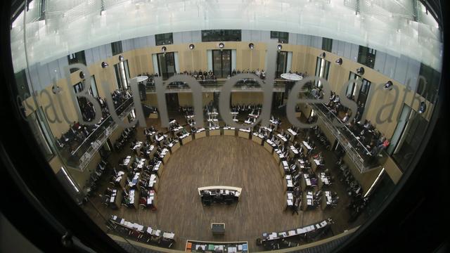 Négocié pendant des mois, critiqué par les défenseurs de l'environnement comme par les lobbies industriels, ce texte a été adopté en fin de matinée par le Bundesrat, la chambre haute du Parlement. [Reuters - Tobias Schwarz]