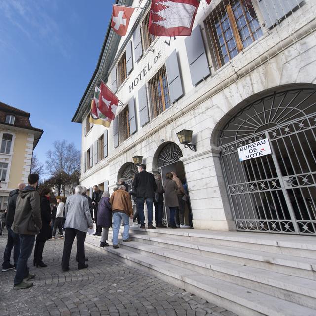 Les habitants de Moutier (BE) font la queue pour voter à l'Hôtel de Ville, le 25 novembre 2018. (image d'illustration) [Keystone - Laurent Gilliéron]