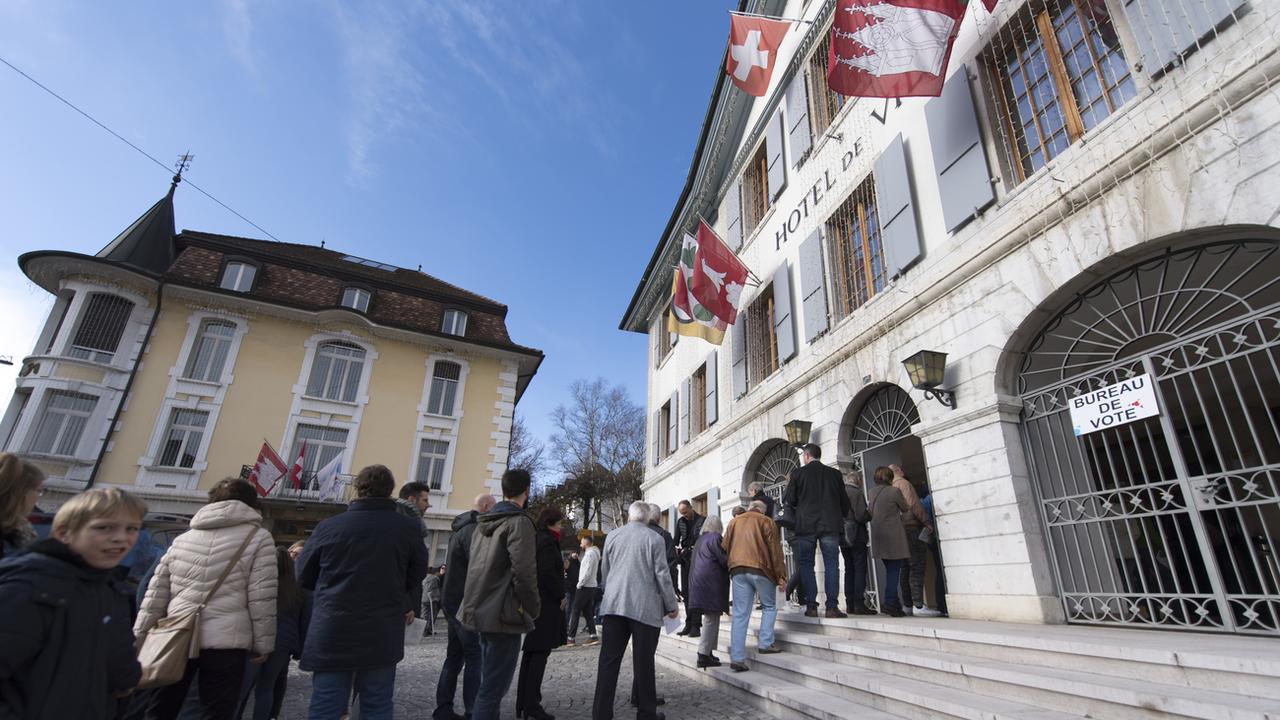 Les habitants de Moutier (BE) font la queue pour voter à l'Hôtel de Ville, le 25 novembre 2018. (image d'illustration) [Keystone - Laurent Gilliéron]