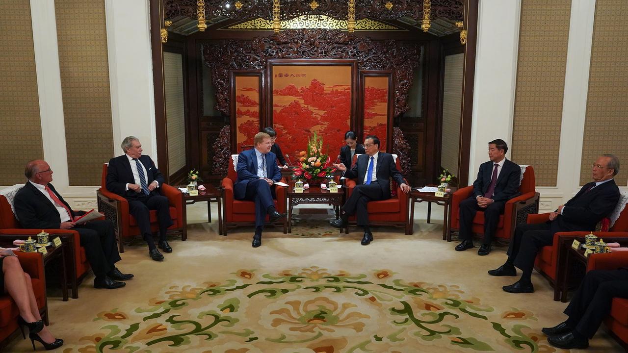 Des représentants américains et chinois lors de négociations à Pékin. [EPA/Keystone - Andrea Verdelli/Pool]