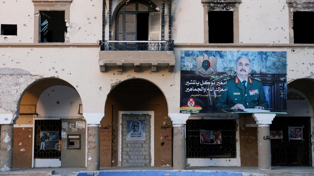 Le portrait du maréchal Khalifa Haftar sur un bâtiment détruit de Benghazi, en Libye. [Reuters - Esam Omran Al-Fetori Ê]