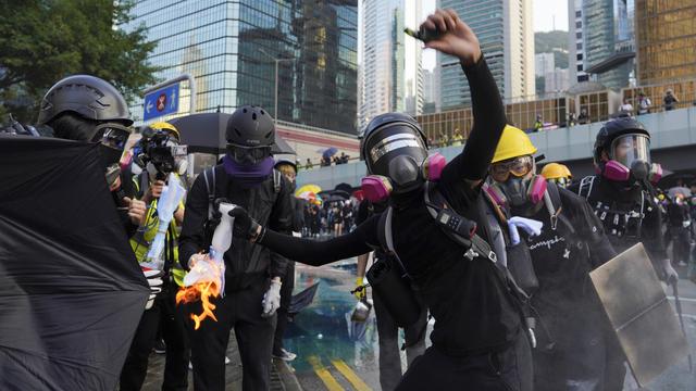 Lacrymogènes et cocktails molotov, une manifestation dégénère à Hong Kong. [Keystone/AP - Vincent Yu]