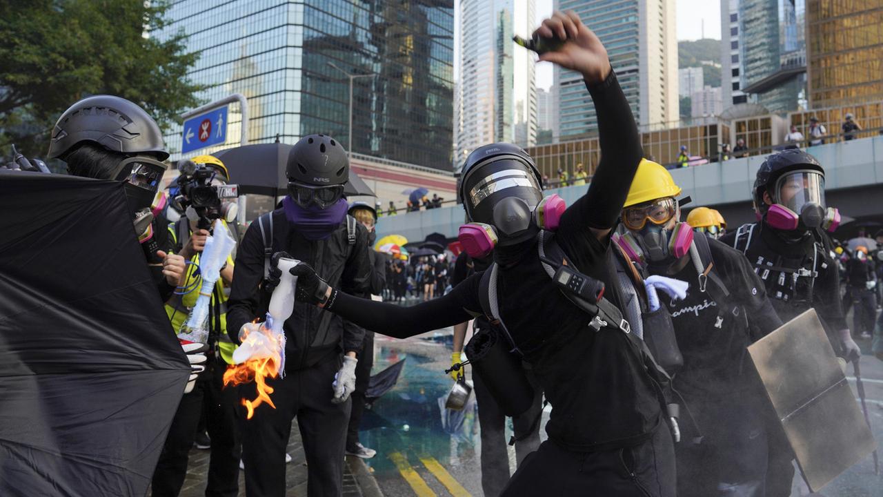 Lacrymogènes et cocktails molotov, une manifestation dégénère à Hong Kong. [Keystone/AP - Vincent Yu]