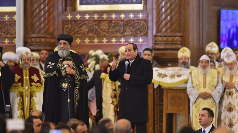 Le pape copte orthodoxe Tawadros II et le président égyptien Abdel Fattah al-Sissi lors de l'inauguration d'une cathédrale près du Caire. [afp - Mohamed El-Shahed]