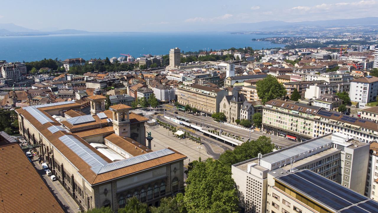 Une vue aérienne du centre-ville de Lausanne, avec le Palais de Rumine et la place de la Riponne. [KEYSTONE - Leandre Duggan]
